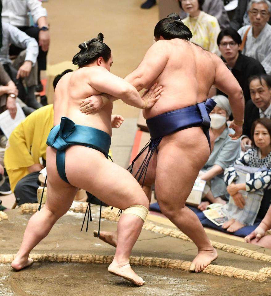 狼雅（右）を寄り切りで破り、初日から５連勝の琴栄峰（撮影・佐藤厚）