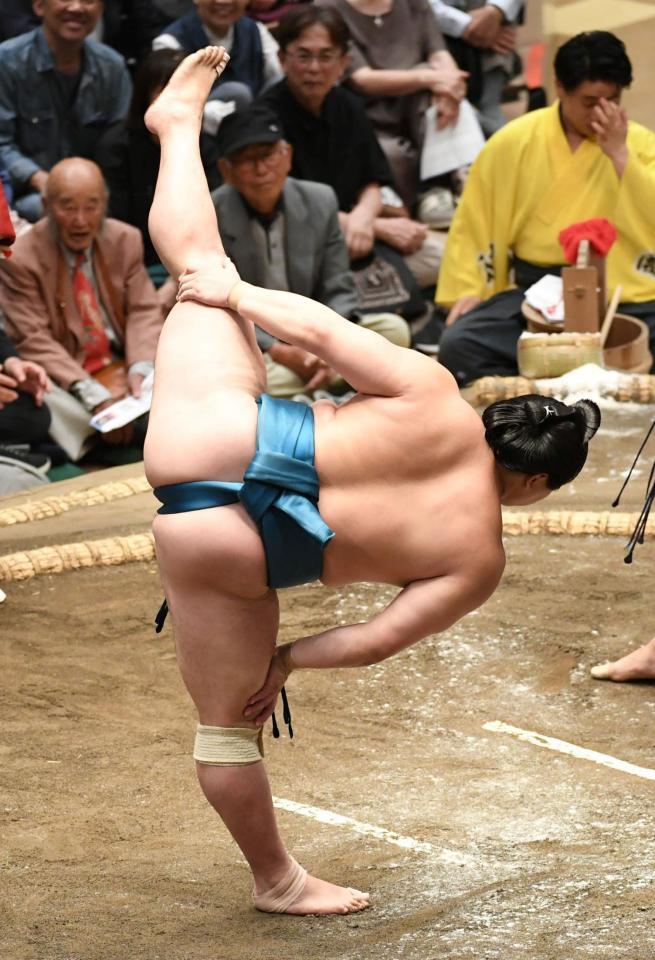 足が高く伸びきった琴栄峰の美しい四股（撮影・佐藤厚）