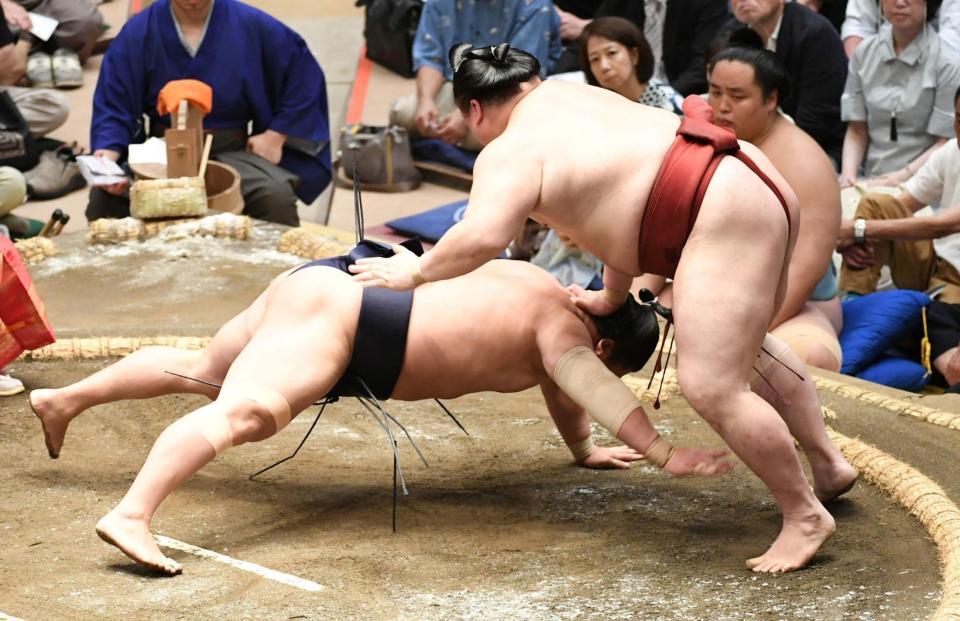 隆の勝（右）にはたき込まれ、５日目に土がついた若隆景（撮影・佐藤厚）