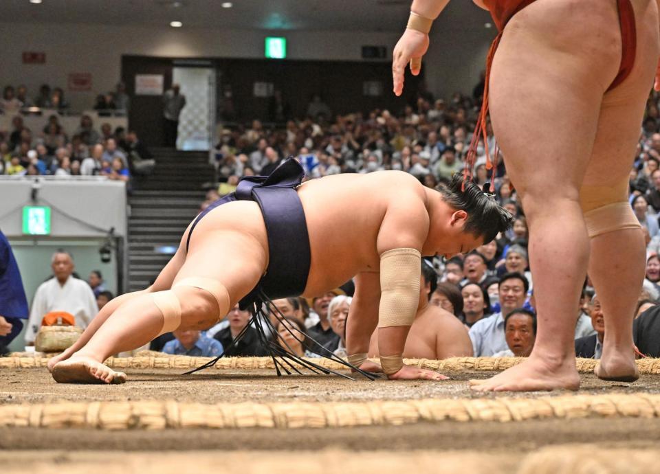 隆の勝にはたき込みで敗れた若隆景