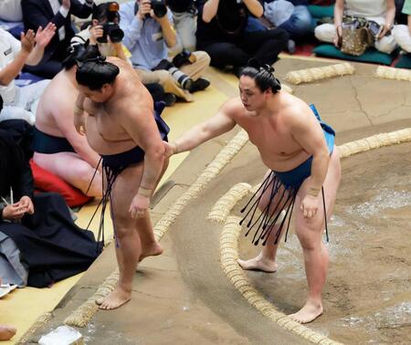 琴栄峰（右）が寄り切りで狼雅を破る　