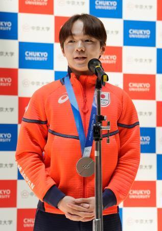 　中京大で開かれたミラノ五輪報告会であいさつする鍵山優真＝１５日、名古屋市