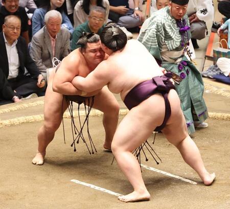 王鵬（右）を攻める霧島