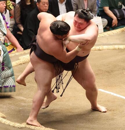 霧島を攻め切れず敗れた王鵬（右）