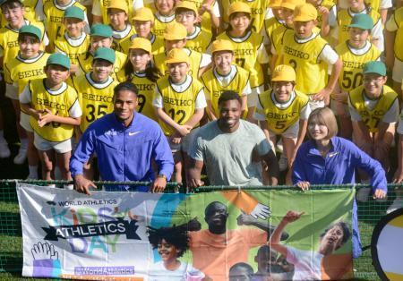 　東京都内の小学校を訪れた、陸上の（前列左から）中島佑気ジョセフ、ノア・ライルズ、中島ひとみ＝１５日