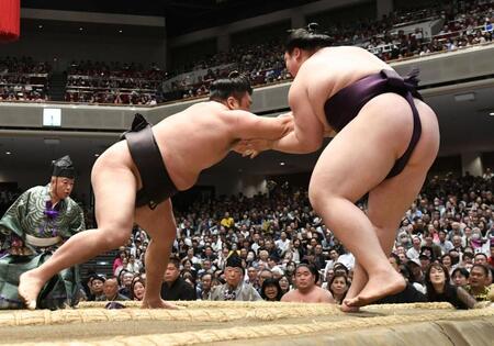王鵬（右）を寄り切りで下し、全勝を守った霧島（撮影・佐藤厚）