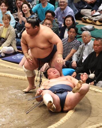 藤凌駕（奥）に敗れ６連敗の玉鷲