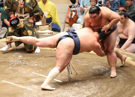 藤凌駕（右）に敗れ６連敗の玉鷲