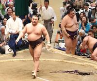 王鵬（奥）を寄りきりで破り、６連勝の霧島