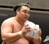分厚い懸賞の束を手にする霧島（撮影・佐藤厚）
