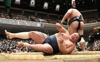藤凌駕（奥）にはたき込みで敗れ、６連敗の玉鷲（撮影・佐藤厚）