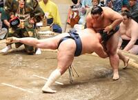 藤凌駕（右）に敗れ６連敗の玉鷲