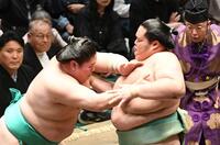琴桜（右）を押し出しで破った一山本（撮影・佐藤厚）