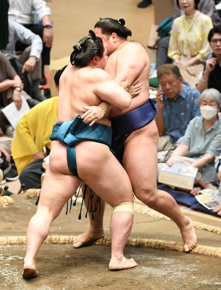 狼雅（右）を寄り切りで破り、初日から５連勝の琴栄峰（撮影・佐藤厚）