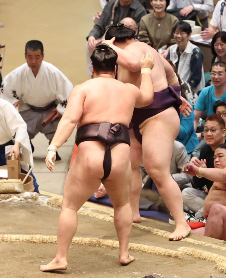 王鵬（奥）を寄り切りで破る霧島