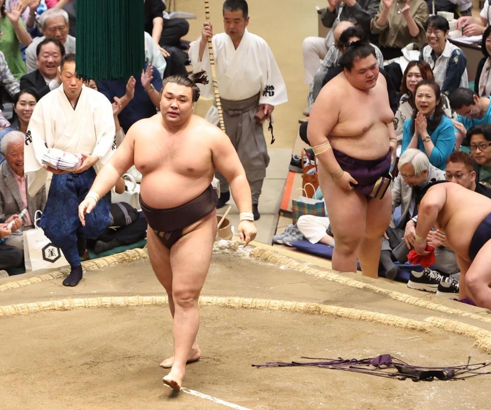 王鵬（奥）を寄りきりで破り、６連勝の霧島