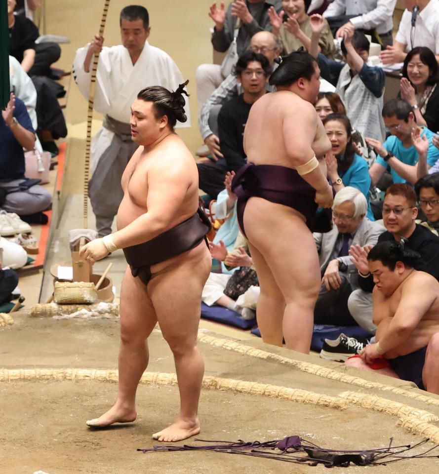 王鵬（奥）を寄りきりで破り、６連勝の霧島