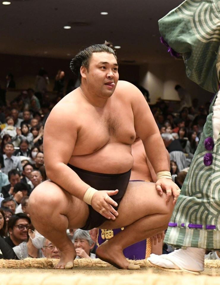 懸賞の束を見て笑顔を見せる霧島（撮影・佐藤厚）