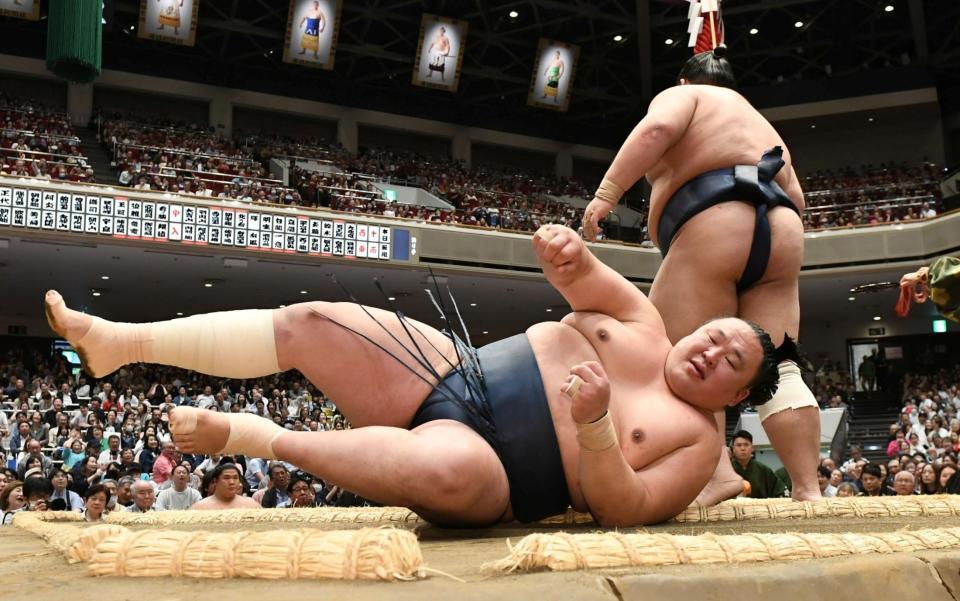 藤凌駕（奥）にはたき込みで敗れ、６連敗の玉鷲（撮影・佐藤厚）