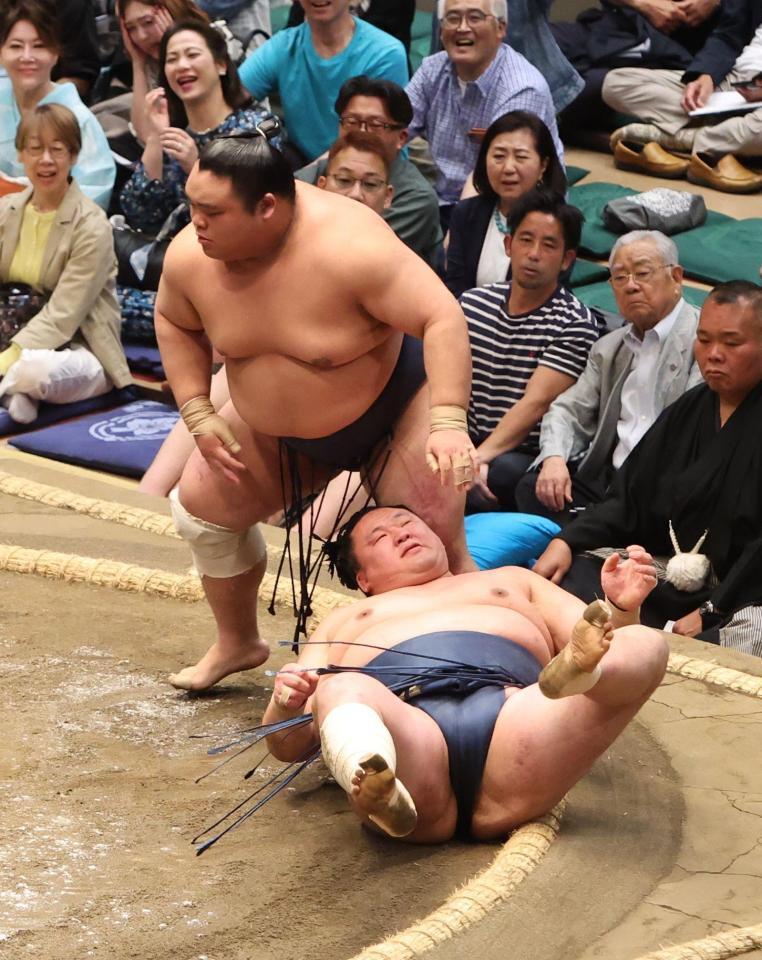 藤凌駕（奥）に敗れ６連敗の玉鷲