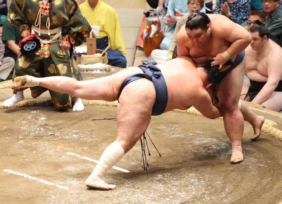 藤凌駕（右）に敗れ６連敗の玉鷲
