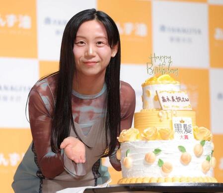 サプライズで誕生日ケーキに笑顔を見せる高木美帆さん＝５月１４日