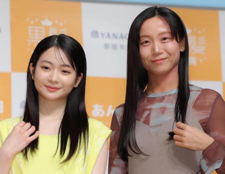 黒髪大賞に輝いた白鳥玉季（左）と特別賞の高木美帆さん＝５月１４日
