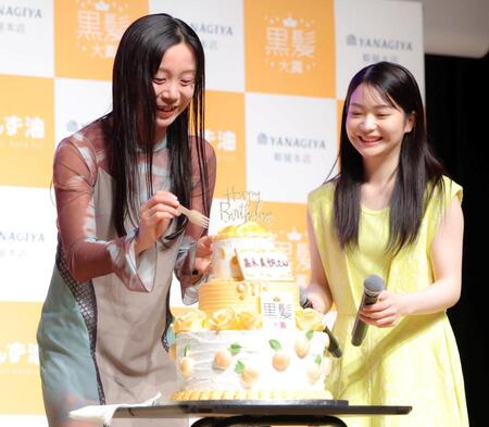 誕生日ケーキを食べる高木美帆さん。右は白鳥玉季＝５月１４日