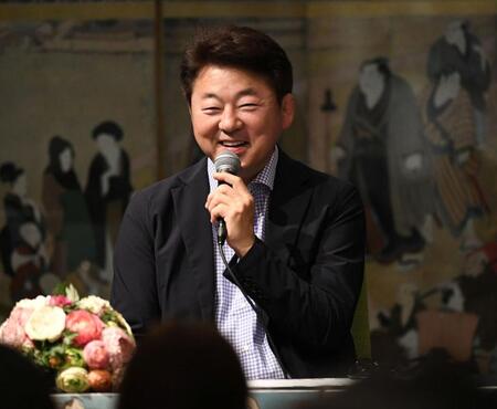 笑顔で現役時代のエピソードを語る舞の海秀平氏（撮影・佐藤厚）
