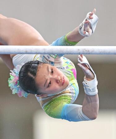 女子個人総合１日目　西山実沙の段違い平行棒
