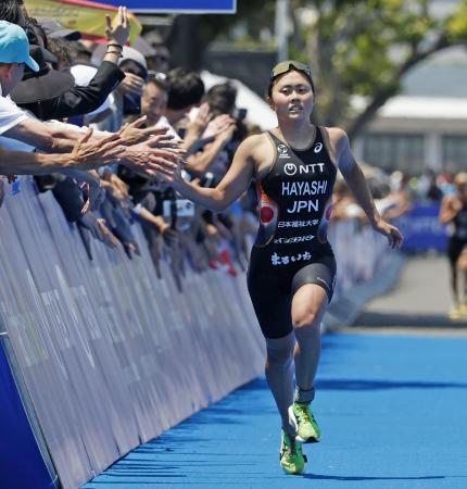 　女子　ランでゴールに向かう２２位の林愛望＝横浜市山下公園周辺特設コース