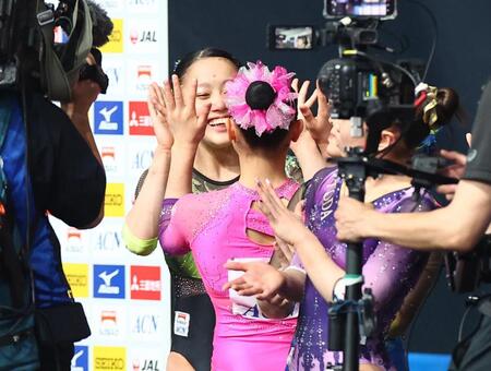 初優勝を決め笑顔を見せる西山実沙（左）