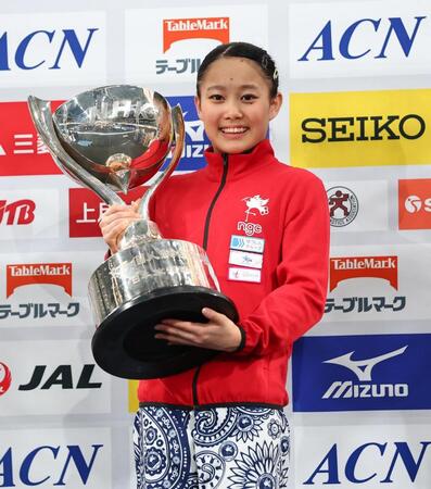 女子個人総合で優勝し、笑顔を見せる西山実沙