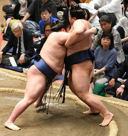 朝白龍（右）を寄り切りで破り、５勝目を挙げた藤青雲（撮影・佐藤厚）
