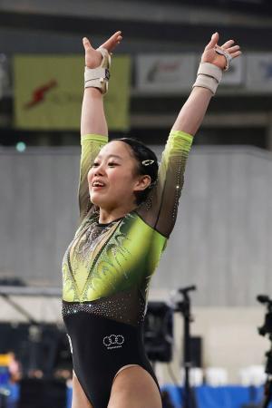 　女子個人総合　跳馬を終えた西山実沙＝東京体育館