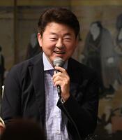 笑顔で現役時代のエピソードを語る舞の海秀平氏（撮影・佐藤厚）