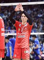 試合を終え、歓声に応えるサントリー・高橋藍（撮影・石井剣太郎）