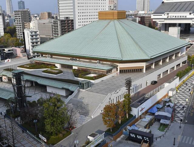 夏場所観戦の元人気芸人の姿に騒然