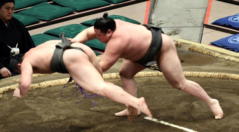上手出し投げで日向龍（左）を破った旭富士（撮影・佐藤厚）