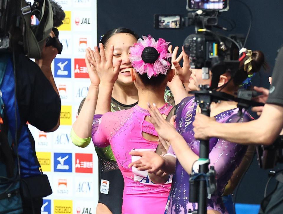初優勝を決め笑顔を見せる西山実沙（左）
