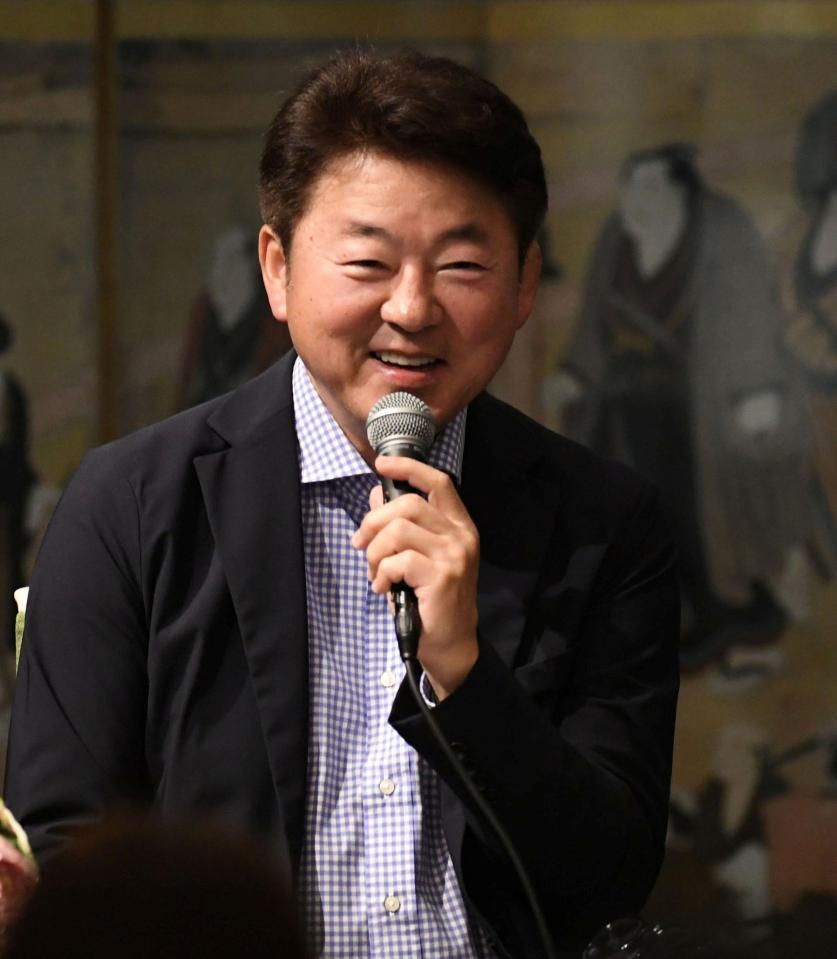 笑顔で現役時代のエピソードを語る舞の海秀平氏（撮影・佐藤厚）