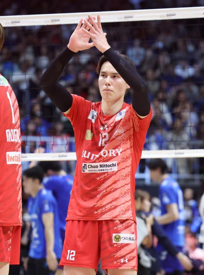 試合を終え、歓声に応えるサントリー・高橋藍（撮影・石井剣太郎）