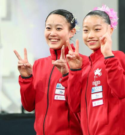 　表彰式後に笑顔を見せる西山実沙（左）と南埜佑芽