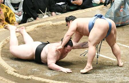 　上手出し投げで獅司（左）を破る翔猿（撮影・佐藤厚）