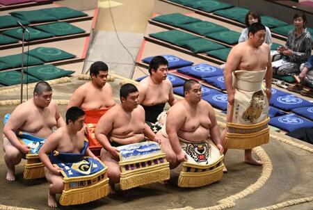 新序出世披露であいさつをする垣添（右端）＝撮影・園田高夫