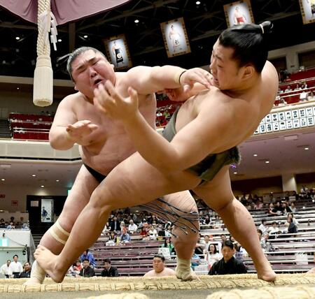 若雷（右）を押し倒しで破った鳰の湖（撮影・佐藤厚）