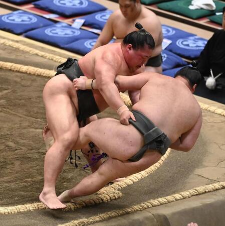 春雷（右）を押し倒し３勝目を挙げた富士東（撮影・園田高夫）