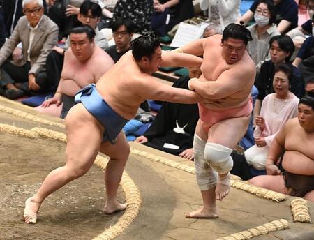 宇良（右）を押し出しで破った翔猿（撮影・園田高夫）