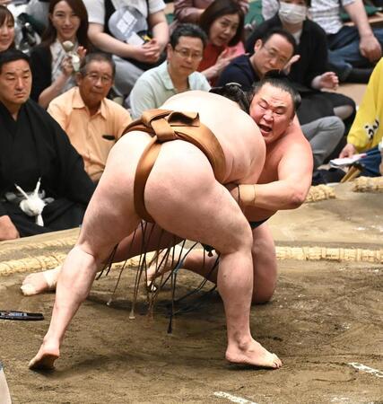 つきひざで竜電（左）に敗れた玉鷲（撮影・園田高夫）