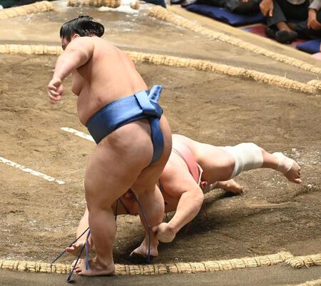 翔猿（左）と宇良が同体となり取り直しに…（撮影・園田高夫）